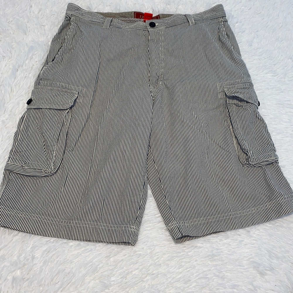 Striped Izod Cargo shorts in Excellent Condition